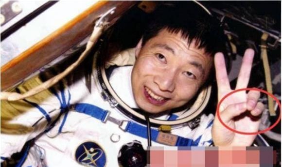 rut-mong (1).jpeg 2 móng tay, phi hành gia, vũ trụ