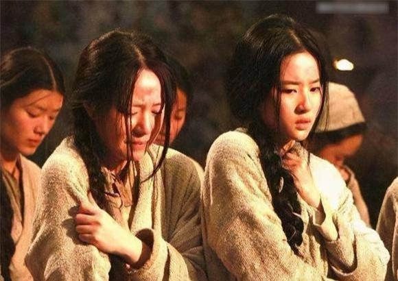 Tại sao nữ tội phạm thời xưa phải cởi bỏ lớp trang phục bên ngoài trước khi hành hình? Xấu hổ là thứ nhất, hai lý do đằng sau mới quan trọng 4 Đồng Lệ Á, sao Hoa ngữ