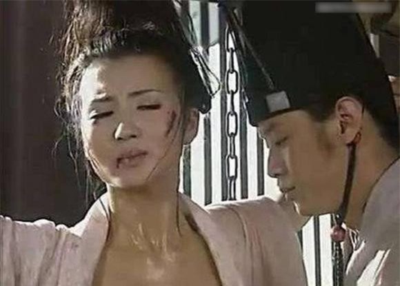 Tại sao nữ tội phạm thời xưa phải cởi bỏ lớp trang phục bên ngoài trước khi hành hình? Xấu hổ là thứ nhất, hai lý do đằng sau mới quan trọng 3 Đồng Lệ Á, sao Hoa ngữ