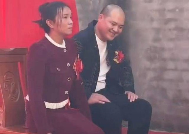 Bố vợ 29 tuổi "giật spotlight" trong đám cưới, cư dân mạng sốc khi biết tuổi của con gái