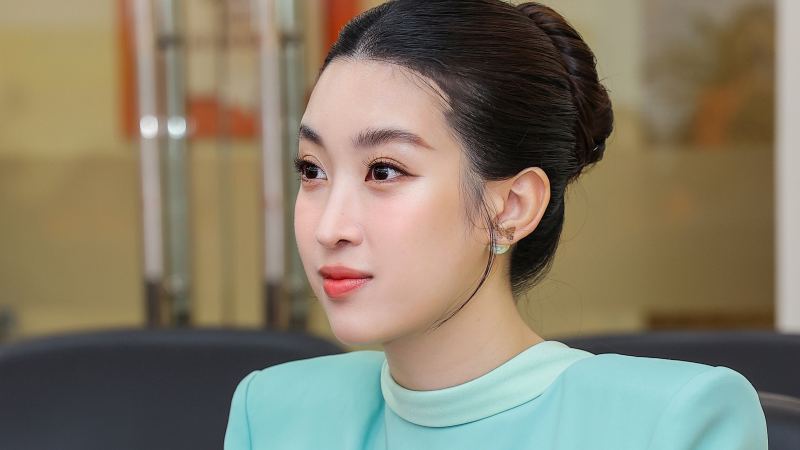 Hoa hậu Đỗ Mỹ Linh tái xuất, training kỹ năng ứng xử cho thí sinh thi nhan sắc