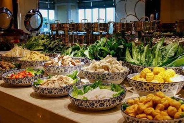 Tại sao buffet làm bạn cảm thấy no khi mới bắt đầu ăn được một chút? Nhân viên tiết lộ: ngay từ khi vào cửa đã bắt đầu 'bẫy' bạn