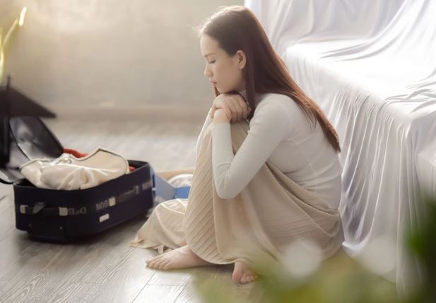 Thấy hộp quà chồng giấu trong túi áo, tôi mừng rỡ vì nghĩ chồng muốn tạo bất ngờ cho vợ, nào ngờ còn chưa kịp mở thì đã bị chồng giật lại và nói những lời cay độc