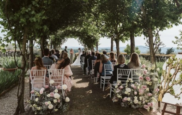 Va phải nhau trong quán rượu, cặp đôi không thể dứt 'cơn say' mà tiến thẳng tới lễ đường như mơ