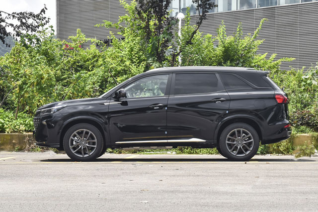 SUV 7 chỗ di chuyển 110 km không cần đổ xăng, giá hơn 320 triệu đồng