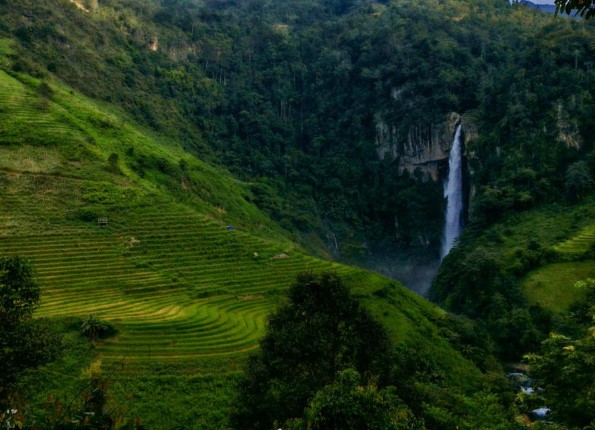 Phát hiện thác nước được mệnh danh là 'đệ nhất thác' Tây Bắc, đường đi hiểm trở, cách Hà Nội hơn 100km