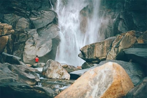 Phát hiện thác nước được mệnh danh là “đệ nhất thác” Tây Bắc, đường đi hiểm trở, cách Hà Hội hơn 100km - Ảnh 4.