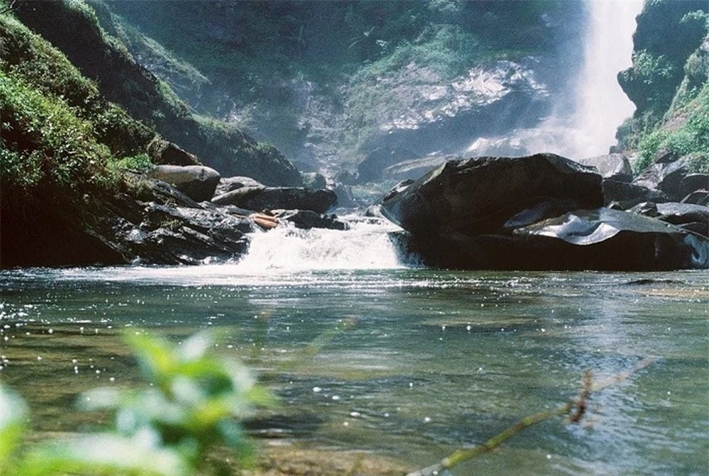 Phát hiện thác nước được mệnh danh là “đệ nhất thác” Tây Bắc, đường đi hiểm trở, cách Hà Hội hơn 100km - Ảnh 5.