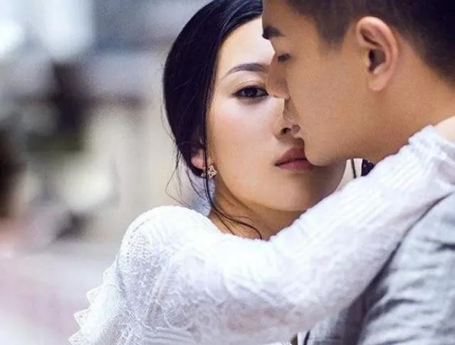 Nửa đêm hàng xóm đập cửa rầm rầm, vợ chồng tôi vội vã mở cửa thì lặng người khi thấy bộ dạng của cô ấy