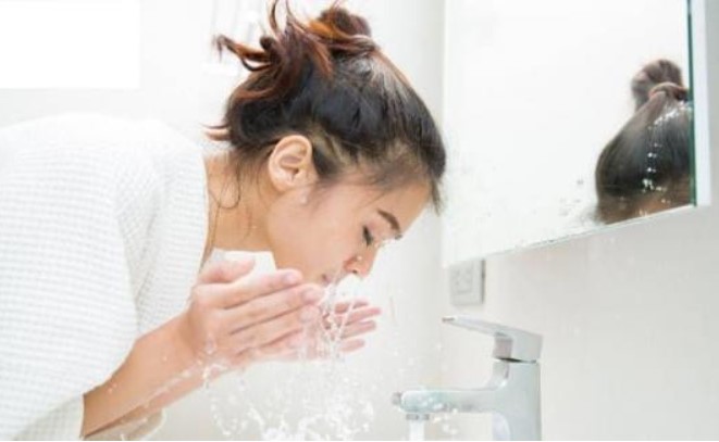 90% ng&#x1B0;&#x1EDD;i l&#x1EDB;n c&#xF3; n&#xF3;! &#x27;Lo&#x1EA1;i b&#x1ECD; ve&#x27; n&#xE0;y giao ph&#x1ED1;i r&#x1EA7;m r&#x1ED9; tr&#xEA;n khu&#xF4;n m&#x1EB7;t: r&#x1EED;a m&#x1EB7;t c&#x169;ng v&#xF4; &#xED;ch