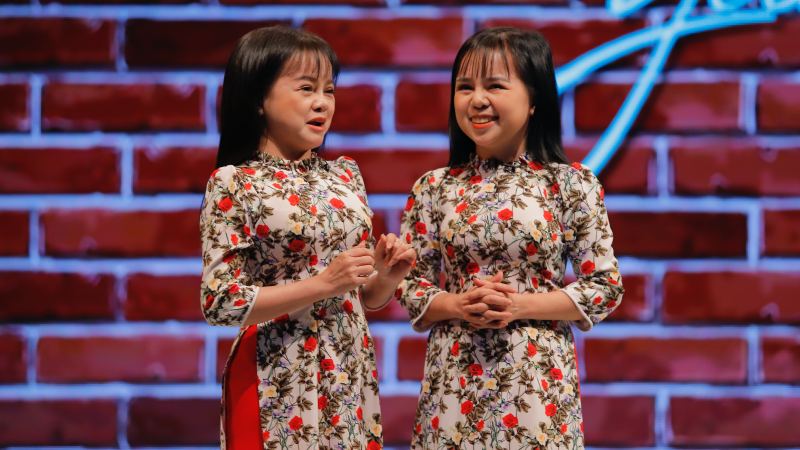 Tiếng hát yêu đời của cặp song ca chị em ruột có vóc dáng thấp nhỏ nhất Việt Nam