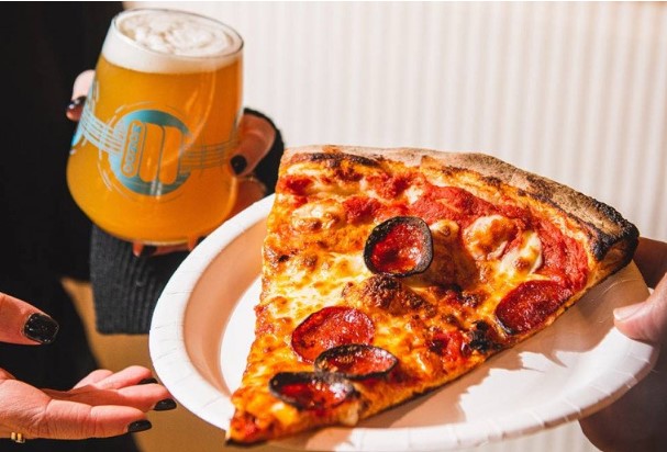 Ăn pizza như thế nào mới chuẩn người Ý? Cách ăn phức tạp hơn bạn tưởng!