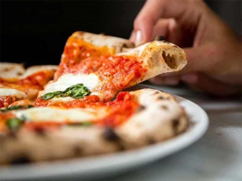 Ăn pizza như thế nào mới chuẩn người Ý? Cách ăn phức tạp hơn bạn tưởng! - 1
