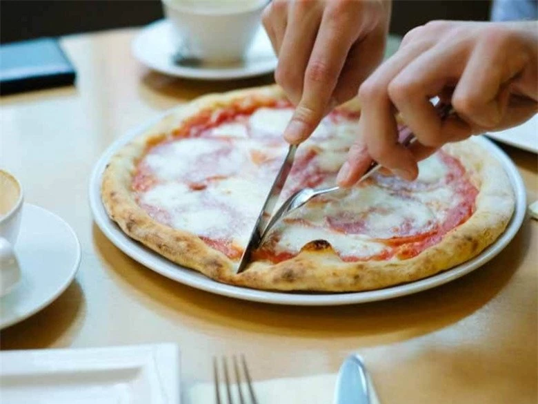Ăn pizza như thế nào mới chuẩn người Ý? Cách ăn phức tạp hơn bạn tưởng! - 2