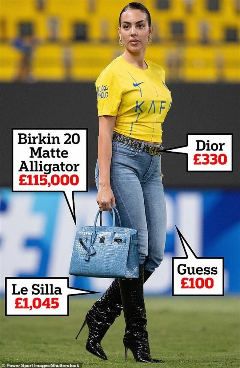 Bạn gái cầu thủ giàu bậc nhất thế giới: Mặc áo đá banh nhưng xách tay món đồ giá 3 tỷ - 1
