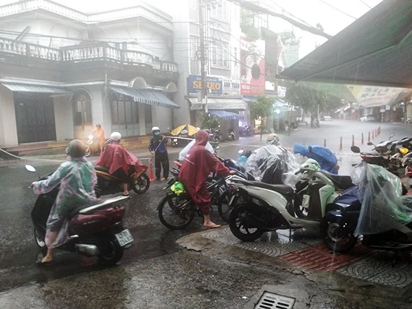 Nhiều tuyến đường nội thị Đà Nẵng bị giăng dây phong tỏa do ngập lụt nặng trong đợt mưa tháng 10/2023.