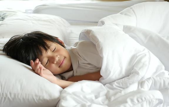 Cứ nửa đêm chồng lại tỉnh dậy có hành động lạ trước mặt con gái, vợ giả vờ ngủ lặng lẽ quan sát và đã tìm ra sự thật