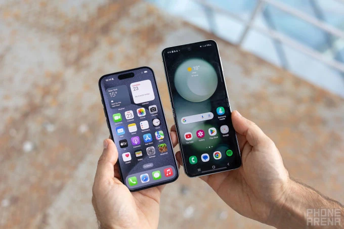 iPhone 15 Pro và Samsung Galaxy Z Flip 5 (phải).