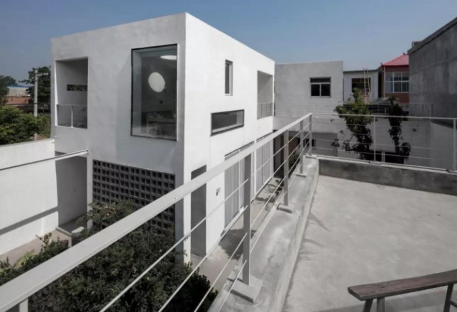 Con trai 40 tuổi xây căn nhà 200m2 để bố mẹ dưỡng già, có sân vườn trồng nhiều cây xanh ngập tràn ánh nắng