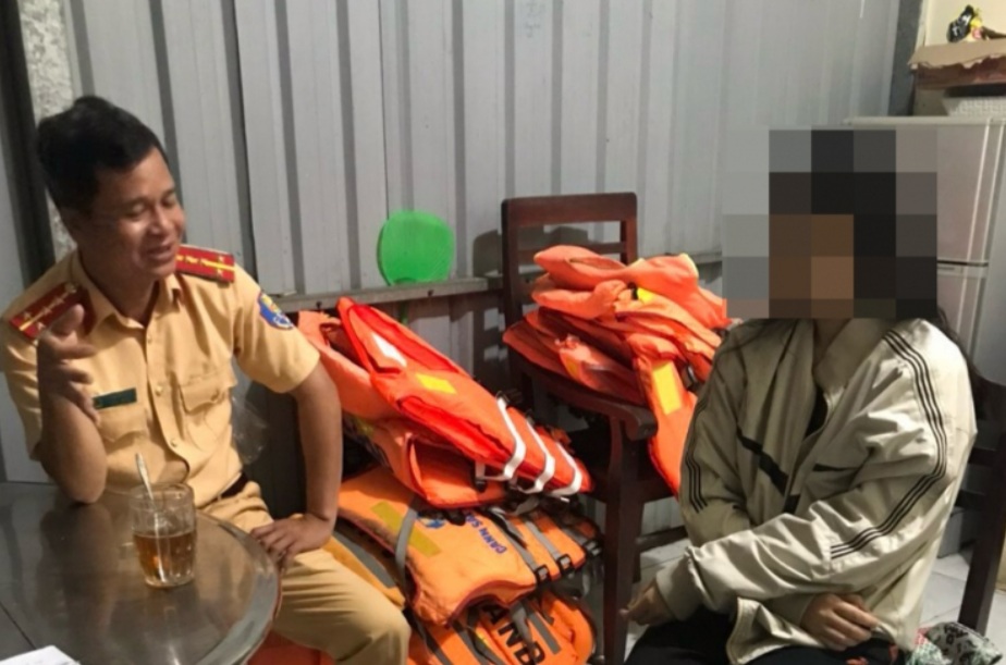 Cảnh sát đường thủy kịp thời cứu sống thiếu nữ 17 tuổi tự tử