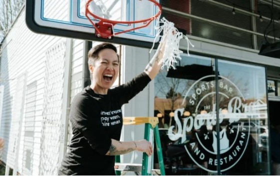 Dốc cạn tiền tiết kiệm mở 'quán bar thể thao dành cho nữ', người phụ nữ gốc Việt thành công vang dội kiếm gần 23 tỷ VNĐ trong 8 tháng