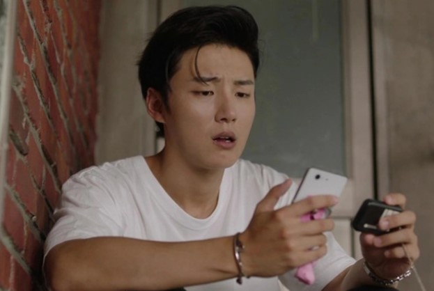 Nhờ hàng xóm kiểm tra camera trước cổng nhà, chồng điếng người khi thấy hành động của vợ mỗi đêm