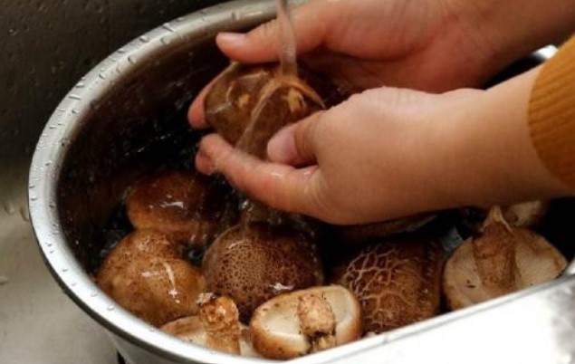 Đừng chỉ dùng nước để rửa nấm đông cô, nó tương đương với việc ăn trứng côn trùng, dạy bạn mẹo loại bỏ hết những thứ bẩn thỉu