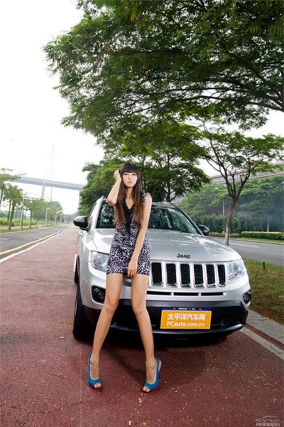 Mẫu xinh tạo dáng bên trong xế hộp ảnh 2