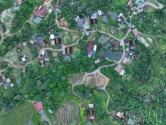 Nhìn từ trên cao xuống trung tâm thôn Xà Phìn như một nhánh cây của Hà Giang, mỗi một lối đi lại có thêm nhiều mái nhà mọc lên cho thấy nơi đây ngày càng phát triển