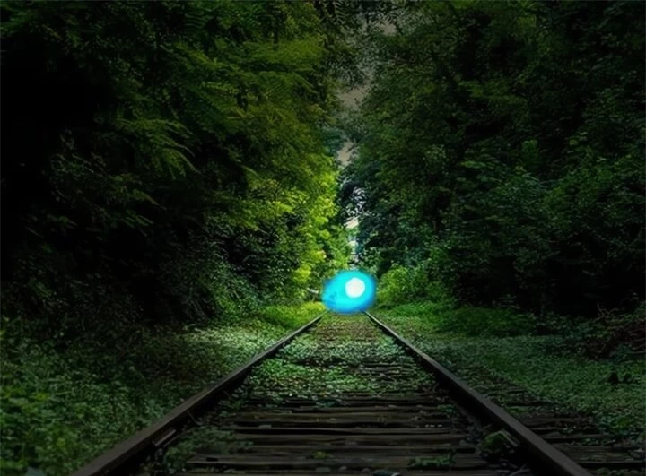 Khối sáng xuất hiện phía trên đường ray xe lửa ở Gurdon, Arkansas là dị tượng đặc biệt. Nó xuất hiện thường xuyên, trở nên quen thuộc với người địa phương. Có quá nhiều truyền thuyết và những câu chuyện ma quái xoay quanh khối sáng này. Nào là chuyện một công nhân đường sắt bị đoàn tàu đang chạy tới đâm phải Người ta cho rằng ánh sáng chính là linh hồn người công nhân ở dọc đường ray xe lửa. Theo các nhà khoa học, ánh sáng này có thể được tạo ra bởi các phản ứng điện từ do ma sát giữa đường ray với lớp tinh thể thạch anh nằm dưới mặt đất. (Ảnh: Google)