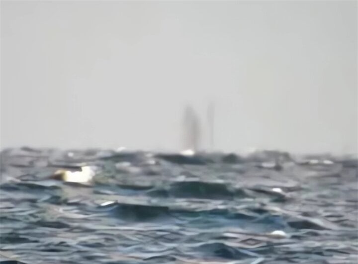 Sau ngày dài quay video ca nhạc dọc theo bờ hồ Superior ở Michigan vào năm 2016, Jason Asselin Asselin và đoàn làm việc giật mình khi nhận thấy có thứ gì đó lung linh ở phía xa, trông giống con tàu ma khổng lồ. Với hơn 200 vụ đắm tàu ​​thì chỉ riêng ở vùng lân cận hồ Superior, nhiều người tin rằng việc những con tàu ma tồn tại trong khu vực là hợp lý. Nhưng Mark Becker, phó giáo sư tâm lý học, tin rằng cảnh tượng này có thể chỉ là ảo ảnh của ngọn hải đăng trên đảo Granite, phản chiếu dưới ánh Mặt trời sắp lặn. (Ảnh: Google)