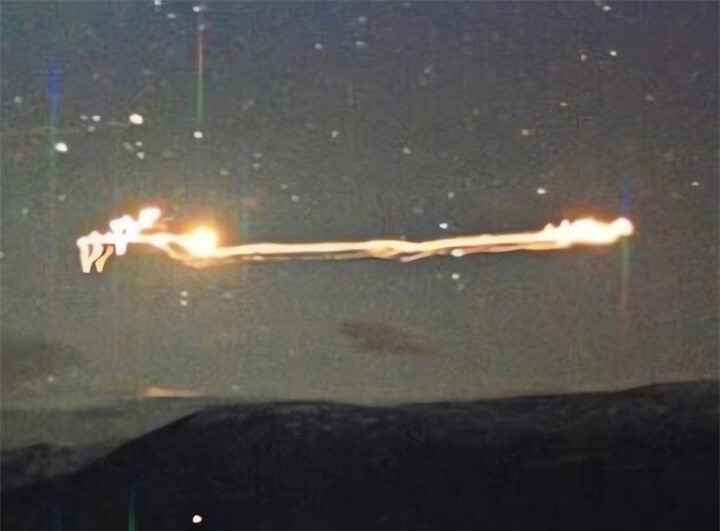 Người ta đã chứng kiến ​​những quả cầu sáng kỳ lạ bay vút qua vùng nông thôn Na Uy cách đây một thế kỷ. Những luồng ánh sáng thay đổi kích thước, di chuyển thất thường trước khi biến mất. Hiện tượng thu hút sự quan tâm của các nhà khoa học, những người đam mê UFO trên toàn thế giới. Có người tin rằng, đây là bằng chứng về hoạt động của UFO. Tuy nhiên các chuyên gia khoa học địa phương nhận định, dải ánh sáng này được tạo ra bởi tên lửa được phóng lên vũ trụ để nghiên cứu gió Mặt trời. (Ảnh: Google)