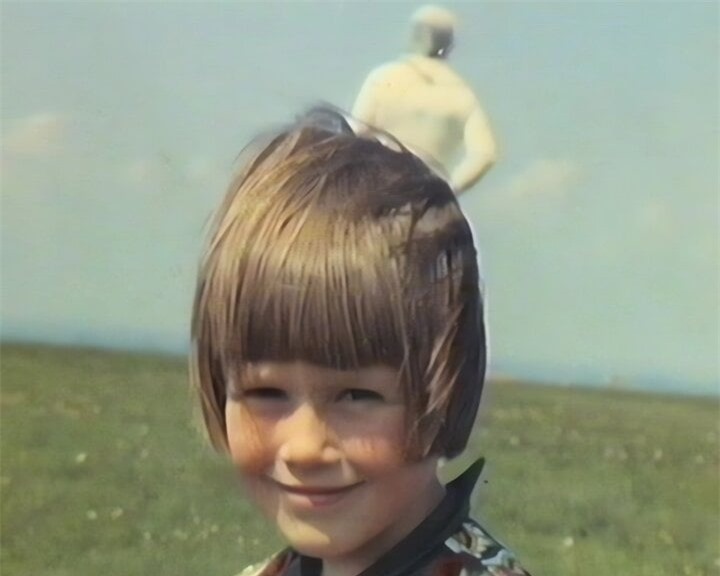 Đây là một trong những bức ảnh bí ẩn nổi tiếng nhất thế giới. Nó được chụp bởi Jim Templeton, sinh sống gần Solway Firth ở Cumbria, Anh vào năm 1964. Trong ảnh là con gái của Templeton, nhưng lại có thực thể khác giống phi hành gia đứng phía sau. Templeton khẳng định, anh không thấy ai khác có mặt khi chụp bức ảnh này. Có ý kiến cho rằng, nhân vật này có thể là vợ của nhiếp ảnh gia, đứng quay lưng về phía camera, nhưng lời giải thích này cũng không đủ thuyết phục. (Ảnh: Google)