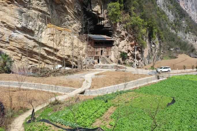 Ngôi nhà vách đá 'không tranh chấp với đời' hơn 100 tuổi, sở hữu 2 yếu tố ít nơi có