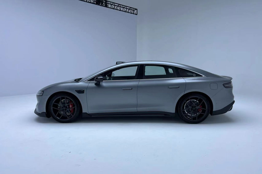 Sedan công suất 496 mã lực, giá gần 840 triệu đồng, cạnh tranh với Mercedes-Benz E-Class