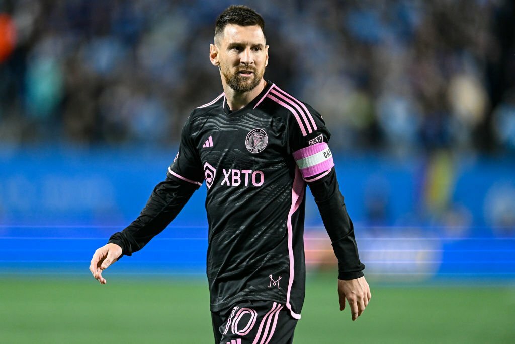 Top 10 tiền đạo phải xuất sắc nhất thế giới năm 2023: Messi đứng đầu