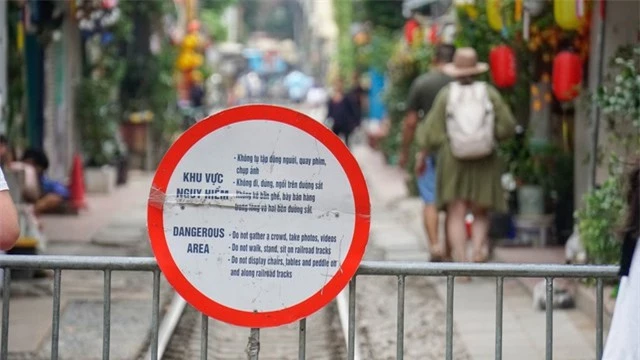 Đường sắt Hà Nội đề nghị giải tỏa phố cà phê đường tàu - Ảnh 1.
