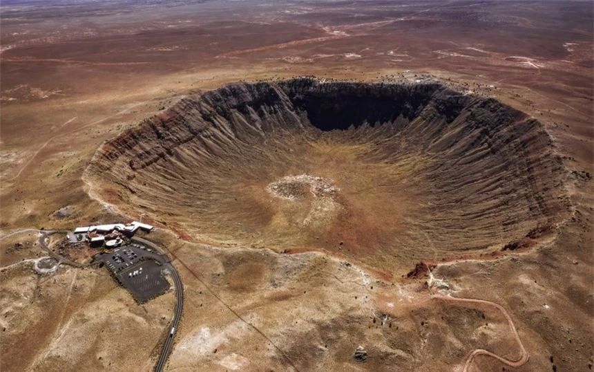 Khám phá nơi ẩn giấu miệng núi lửa va chạm lớn nhất và lâu đời nhất thế giới? - Ảnh 1.