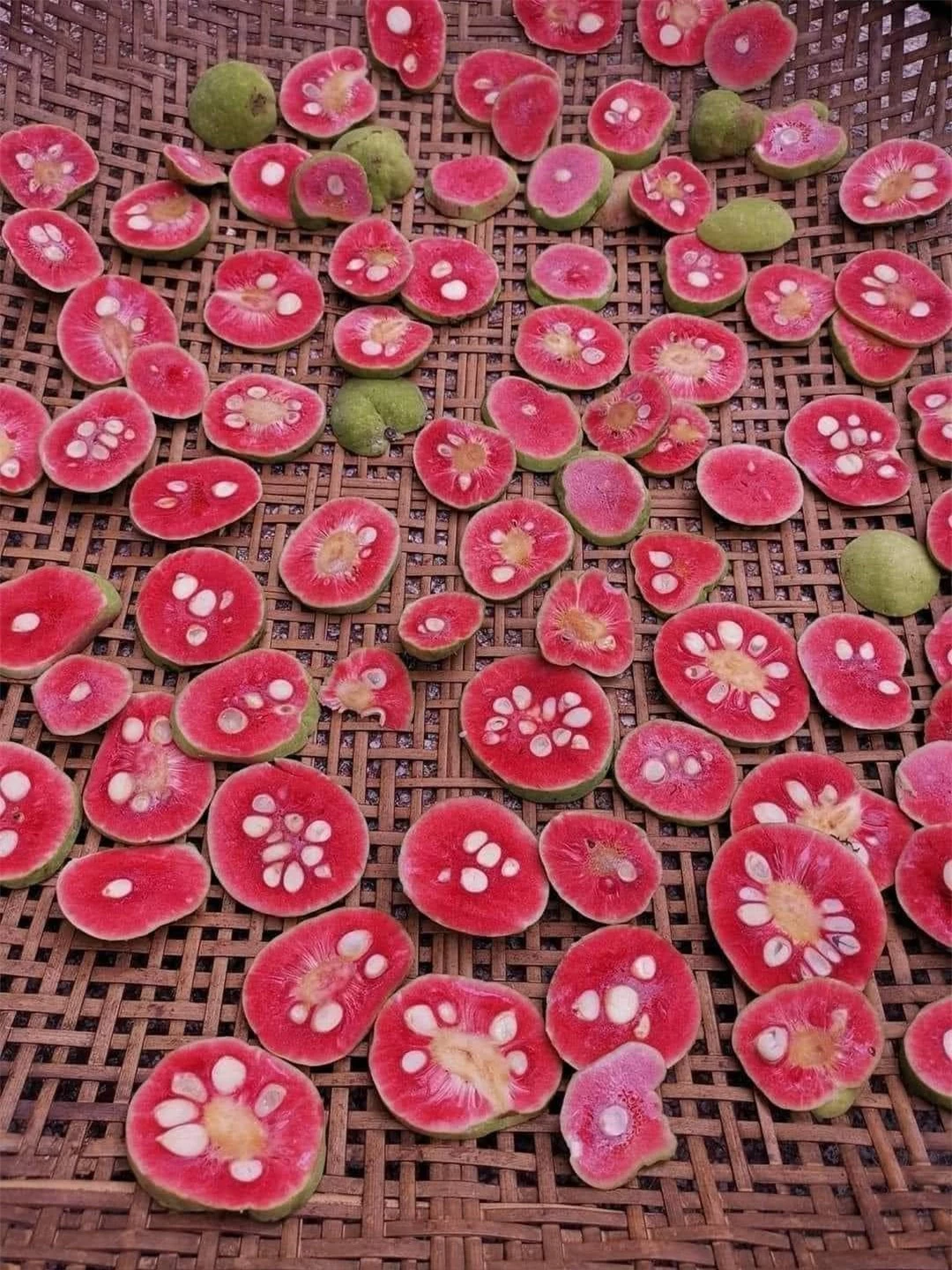 Loại quả vị chua chua, ruột hồng bắt mắt giá ngang trái cây nhập khẩu ở Hà Nội vẫn đắt khách - Ảnh 3.