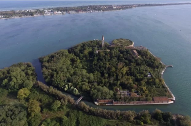 Hòn đảo Poveglia nhìn từ trên không. Ảnh: The Sun