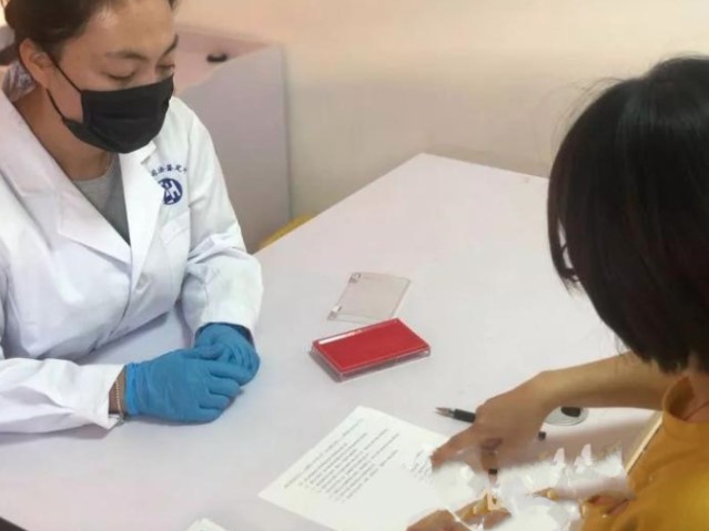 Vì kết quả xét nghiệm ADN, người phụ nữ suýt tìm nhầm cha cho con