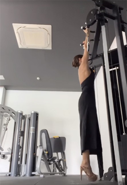 Á hậu Hòa bình mặc váy, đi giày cao gót tập gym ảnh 2