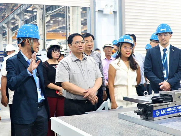 Thủ tướng Chính phủ Phạm Minh Chính thăm nhà máy sản xuất linh kiện hàng không vũ trụ Sunshine của Công ty UAC (Mỹ) tại Khu công nghệ cao Đà Nẵng tháng 6/2022.