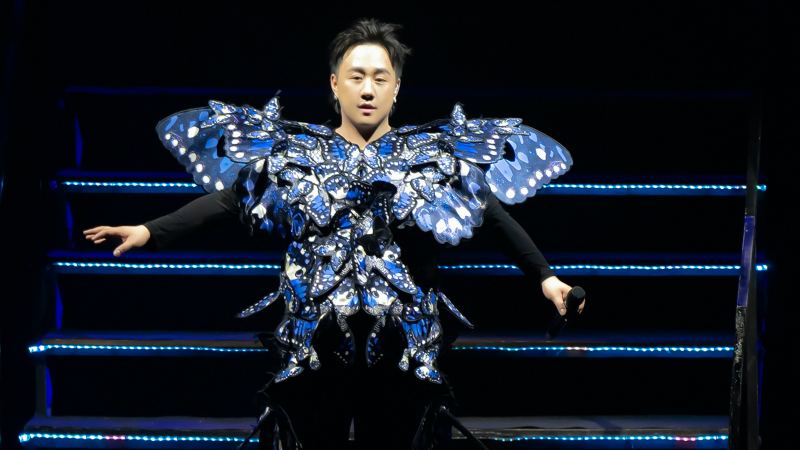 Trung Quân hoá bướm, bay lên không trung trong liveshow kỉ niệm 15 năm