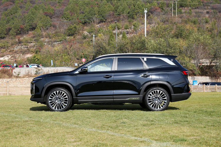 SUV 7 chỗ sử dụng động cơ tăng áp, ‘uống xăng như ngửi’, giá rẻ bất ngờ