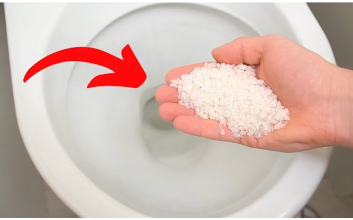 Bỏ muối vào bồn cầu: Bạn sẽ bất ngờ với hiệu quả mang lại