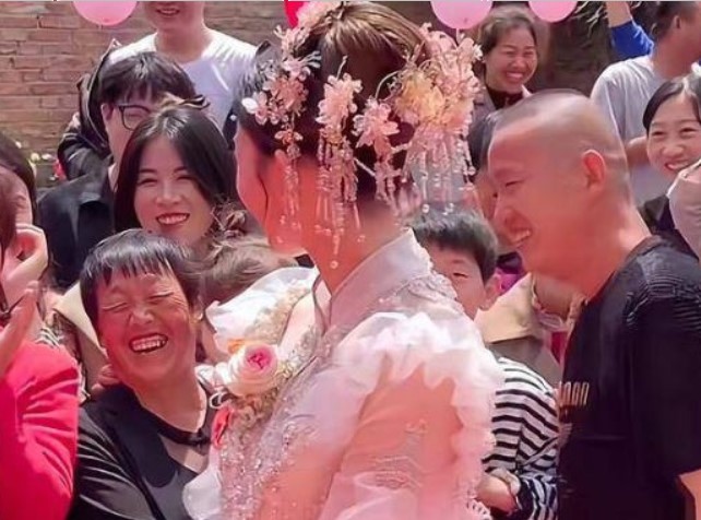 Cả làng đến xem đám cưới vì cô dâu đẹp như tiên nữ