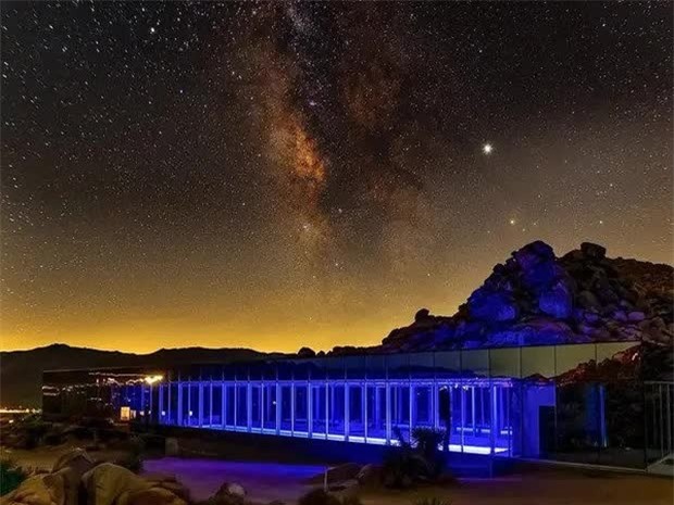 Căn nhà vào ban đêm (Ảnh: CNBC)