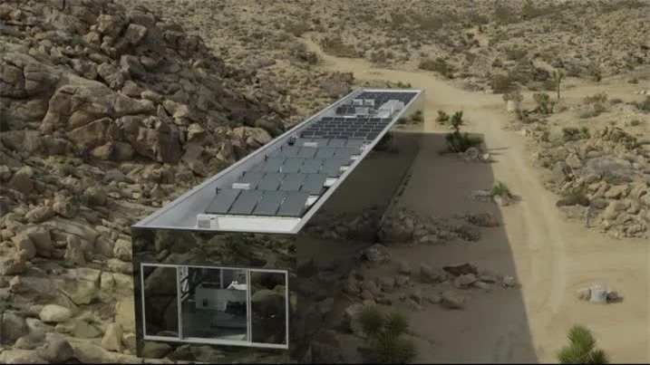 Ngôi nhà với lớp kính gương phản xạ ốp bên ngoài. (Ảnh: CNBC)