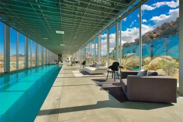 Ngôi nhà này có một hồ bơi dài hơn 30m nằm ngay trong phòng khách (Ảnh: CNBC)